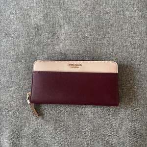 Kate Spade New York Cameron Large Slim Bifold Wallet in Cherrywood/Warm Vellum